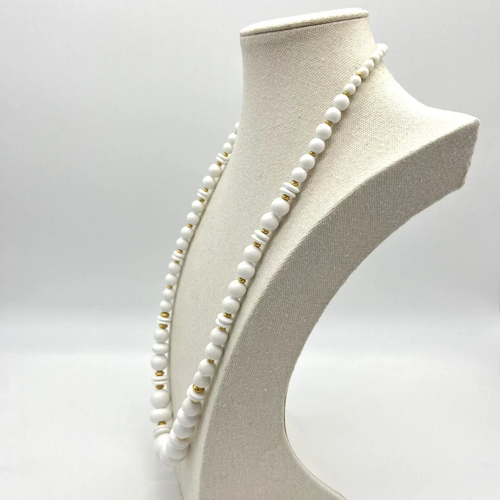 Liz Claiborne Chunky White Bead Necklace Gold‎ Tone Accent Vintage Statement